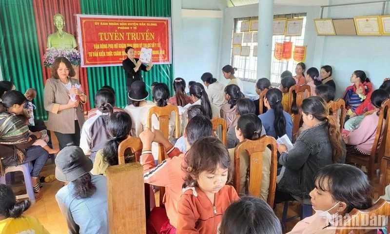 Trung tâm Kiểm soát bệnh tật tỉnh Đăk Nông phối hợp với Phòng Y tế huyện Đắk Glong tổ chức tuyên truyền, tư vấn sức khỏe và phòng ngừa uốn ván sơ sinh cho phụ nữ trong độ tuổi sinh sản trên địa bàn.