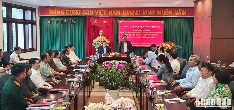 Đồng chí Nguyễn Xuân Thắng, Ủy viên Bộ Chính trị, Giám đốc Học viện chính trị quốc gia Hồ Chí Minh, Chủ tịch Hội đồng Lý luận Trung ương phát biểu trong buổi làm việc tại tỉnh Đắk Nông