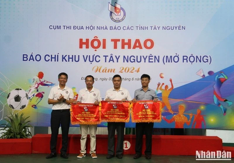 Đồng chí Vũ Ngọc Tú, Tổng Biên tập Báo Đắk Nông, Chủ tịch Hội Nhà báo tỉnh Đắk Nông trao giải Nhất, Nhì và Ba toàn đoàn cho các Đoàn đạt thành tích cao tại hội thao.