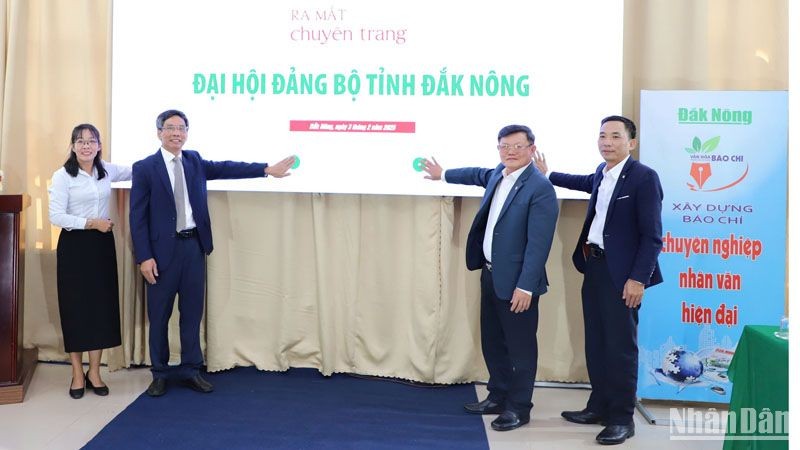 Các đại biểu tham dự thực hiện nghi lễ nhấn nút ra mắt chuyên trang đặc biệt về Đại hội Đảng bộ tỉnh Đắk Nông.