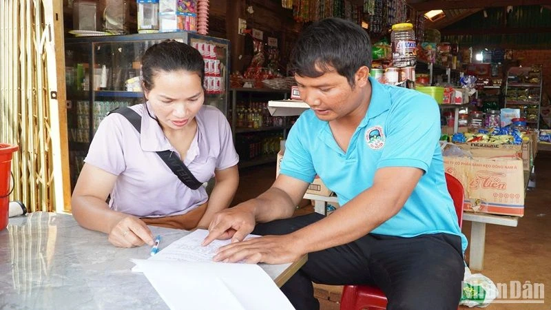 Trưởng bon Sa Nar, xã Quảng Sơn, huyện Đắk Glong (Đắk Nông) K'Thăn đến từng hộ gia đình lấy ý kiến cử tri về sắp xếp đơn vị hành chính các cấp.