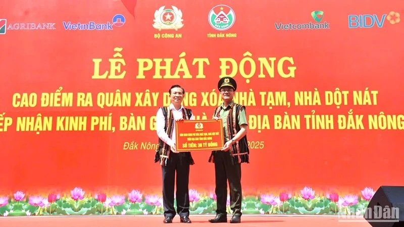 Thứ trưởng Công an Phạm Thế Tùng bàn giao số tiền 30 tỷ đồng để tỉnh Đắk Nông xóa nhà tạm, nhà dột nát cho nhân dân trong tỉnh.