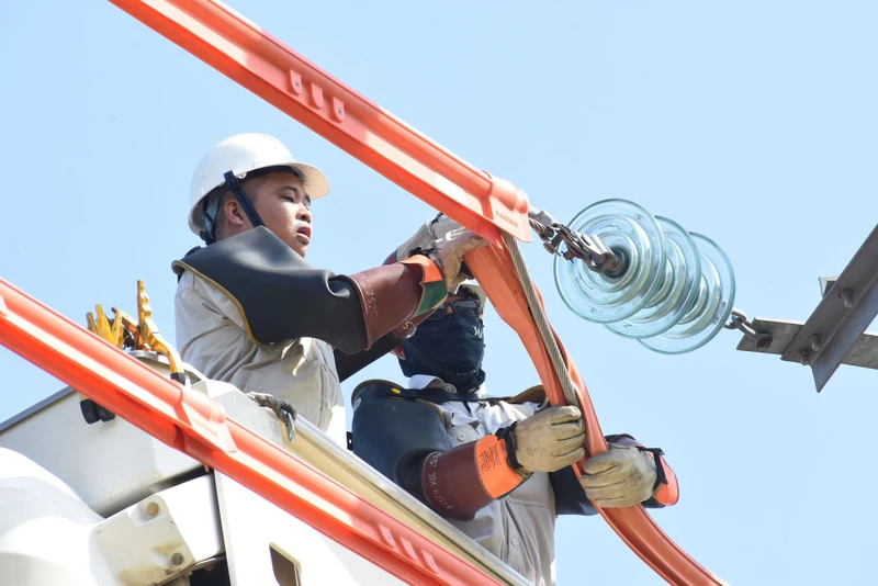 Hệ thống điện chịu sức ép lớn trước nhu cầu điện tăng trưởng vượt kế hoạch. Nguồn: Điện lực miền bắc