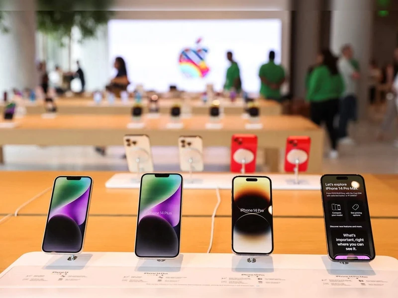Hành trình đưa những chiếc iPhone sản xuất ở Ấn Độ ngược trở về thị trường Mỹ để né thuế là một biểu hiện bất ổn xã hội.