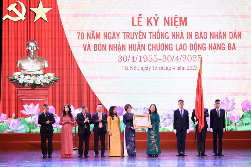 Thừa ủy quyền của Chủ tịch nước, Phó Chủ tịch nước Võ Thị Ánh Xuân đã trao Huân chương Lao động hạng ba (lần thứ 2) tặng Công ty TNHH MTV In Báo Nhân Dân Hà Nội. Ảnh: QUANG PHONG