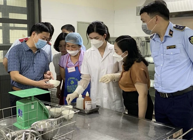 Cơ quan chức năng kiểm tra an toàn thực phẩm. Ảnh: Cổng Thông tin Bộ Y tế 