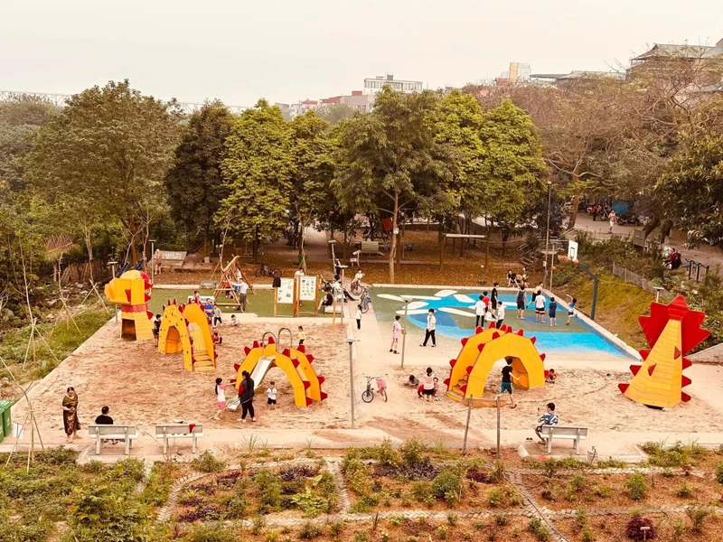 Sân chơi Phúc Tân với chú rồng nhỏ ngộ nghĩnh, nhìn từ chú rồng lớn-Cầu Long Biên. Nguồn: Think Playgrounds 