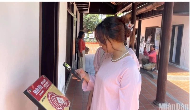 Du khách check-in "Yêu lắm Việt Nam" tại Bình Thuận.