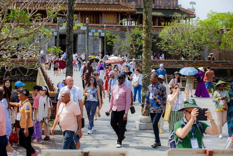 Du khách tham quan Đại Nội Huế - thành phố Huế.