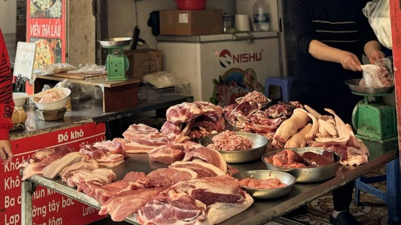 Giá thịt lợn biến động do nhiều nguyên nhân. (Ảnh: HNV)