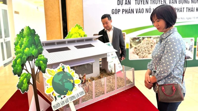 Đại biểu bên mô hình xử lý thải của nông dân được mô hình hoá tại hội thảo. (Ảnh: HNV)