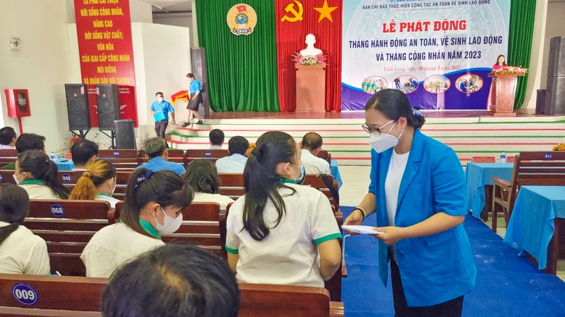 Phó Chủ tịch Ủy ban nhân dân tỉnh Vĩnh Long Nguyễn Thị Quyên Thanh trao quà cho đoàn viên công đoàn bị tai nạn lao động. 