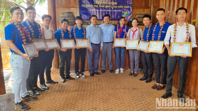 Các tài năng trẻ tiêu biểu tỉnh Vĩnh Long năm 2023 được tuyên dương. 