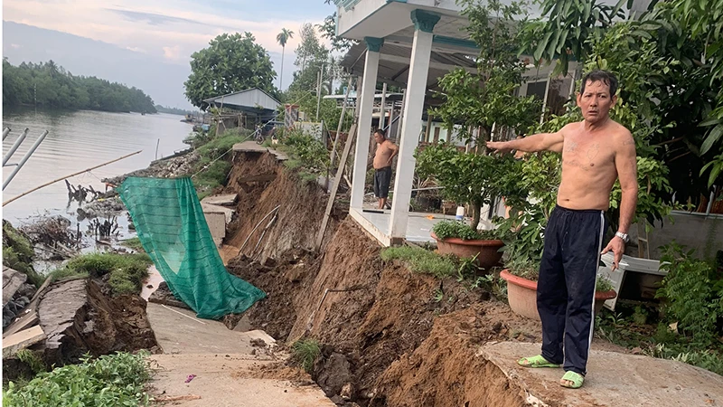 Đoạn sạt lở đường đan và ảnh hưởng đến ngôi nhà của người dân ở xã Lục Sĩ Thành, huyện Trà Ôn, tỉnh Vĩnh Long. 