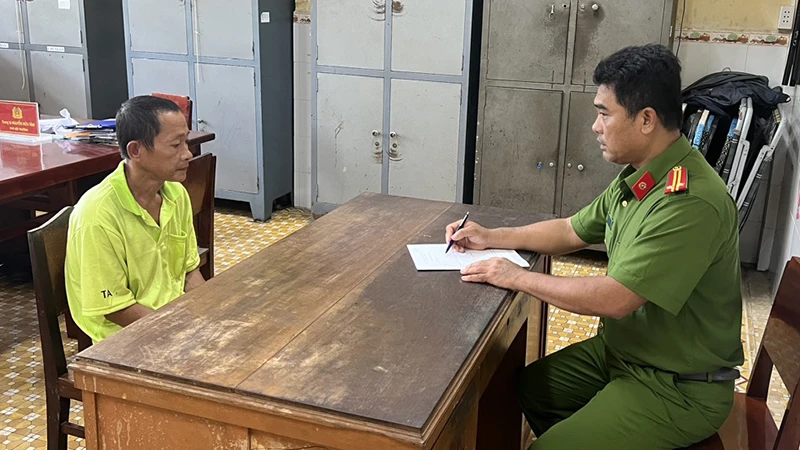 Công an đang làm việc với Nguyễn Ngọc Khoa.