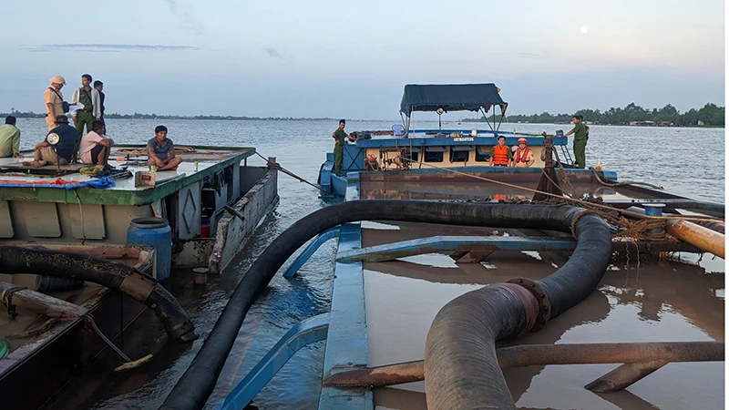Lực lượng chức năng kiểm tra các phương tiện khai thác và vận chuyển trái phép cát trên sông Tiền. 