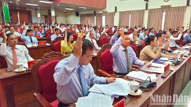 Đại biểu biểu quyết các Nghị quyết quan trọng được người dân quan tâm. 