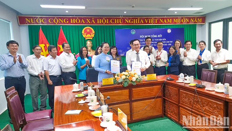 Lễ ký kết hợp tác đào tạo giữa Ủy ban nhân dân tỉnh Vĩnh Long với Trường đại học Y Dược Cần Thơ, chiều 16/6. 