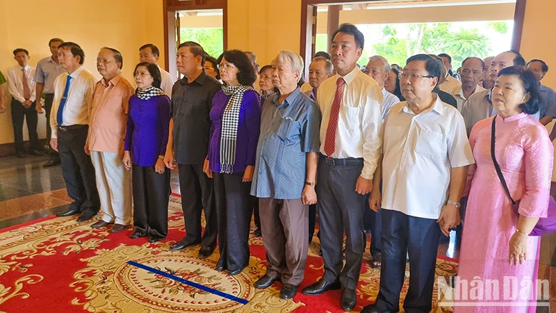 Đại biểu trang nghiêm chuẩn bị dâng hương tại Khu nhà thờ Thủ tướng Chính phủ Võ Văn Kiệt.
