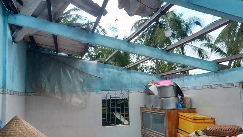 Lốc xoáy làm nhiều căn nhà bị tốc mái.