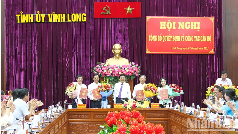 Lãnh đạo tỉnh Vĩnh Long trao quyết định và hoa cho các đồng chí vừa được bổ nhiệm