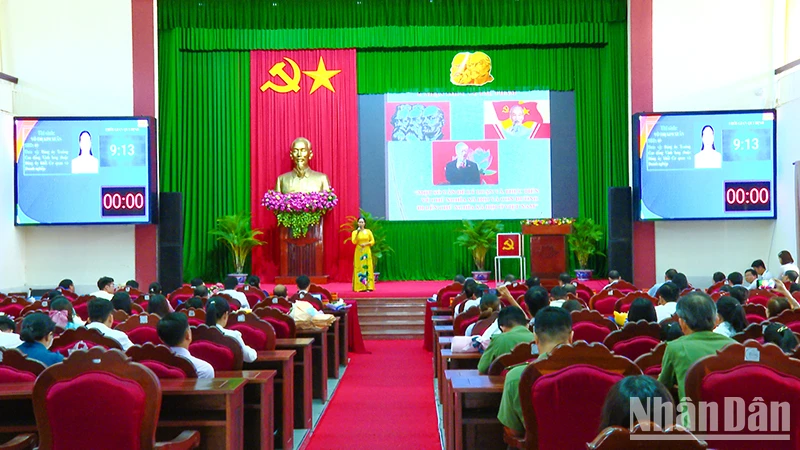 Thí sinh thuyết trình tại hội thi.