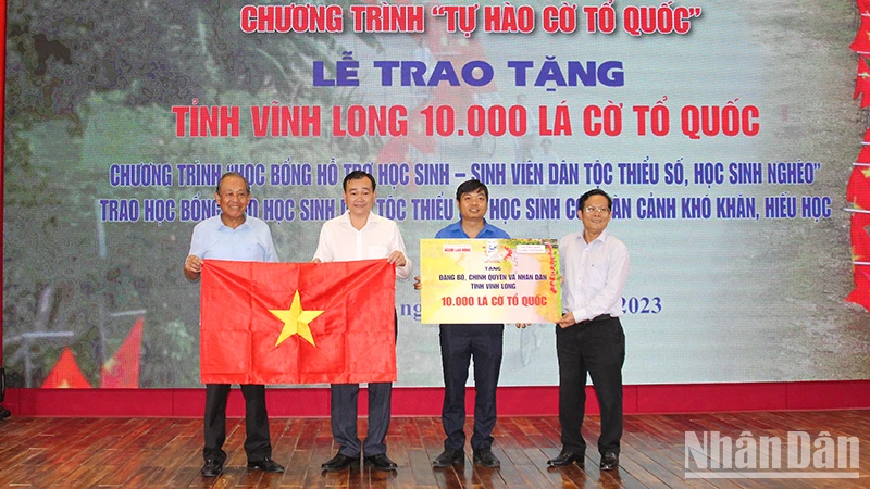 Ban tổ chức trao tặng bảng tượng trưng 10.000 lá cờ Tổ quốc. 
