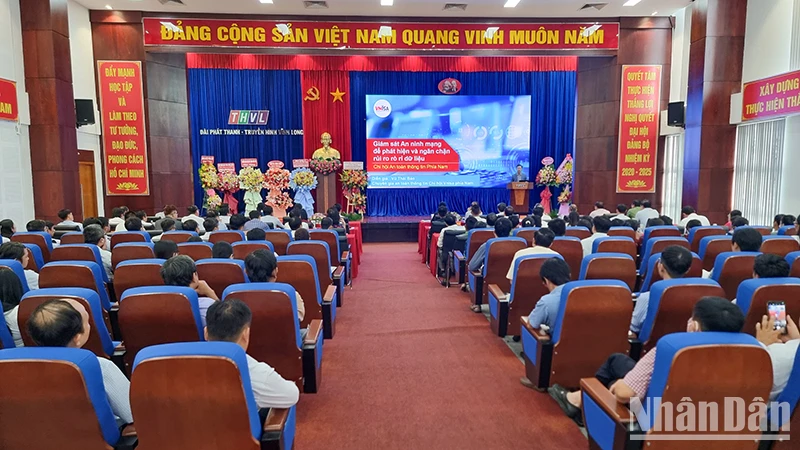 Chuyên gia về công nghệ thông tin trình bày tại hội thảo. 