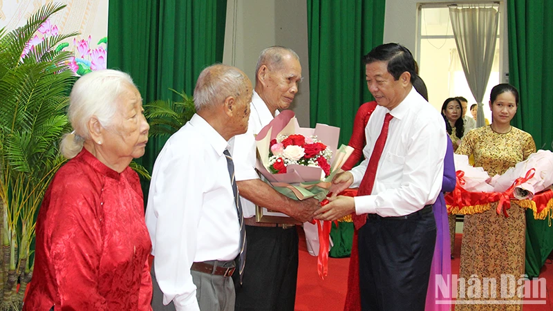Bí thư Tỉnh ủy Vĩnh Long Bùi Văn Nghiêm trao Huy hiệu Đảng tặng các đồng chí cao tuổi đảng. 
