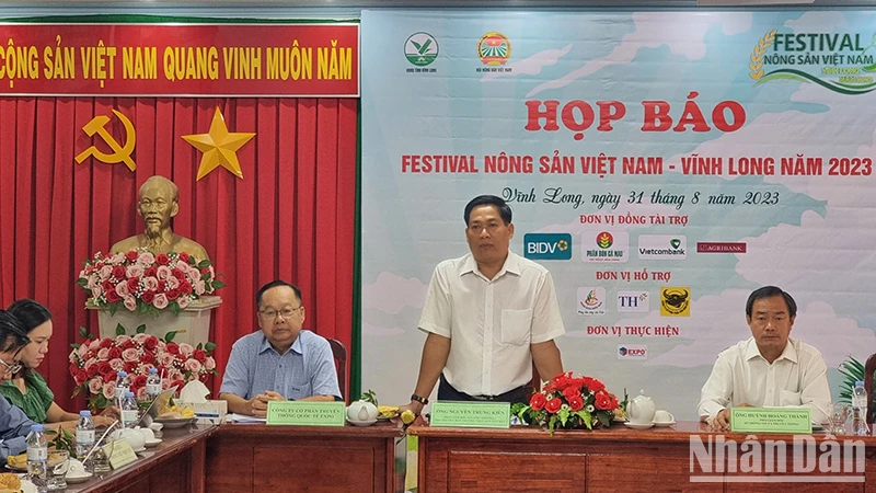 Ban tổ chức thông tin tại buổi họp báo Festival nông sản - Vĩnh Long năm 2023.