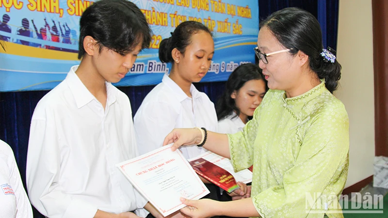 Phó Chủ tịch Ủy ban nhân dân tỉnh Vĩnh Long Nguyễn Thị Quyên Thanh trao học bổng Trần Đại Nghĩa cho các em học sinh, sinh viên vượt khó học giỏi. 