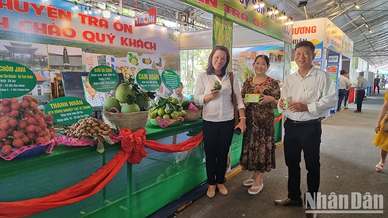 Gian hàng trưng bày nông sản tỉnh Vĩnh Long.