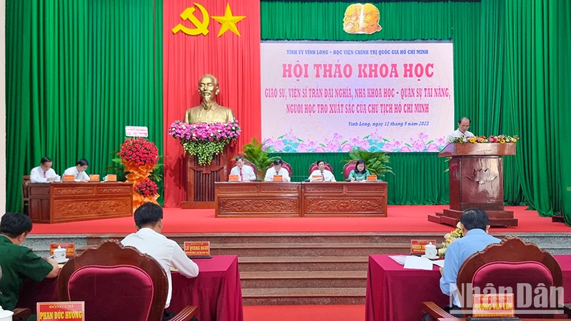 Những đồng chí chủ trì hội thảo khoa học Giáo sư, Viện sĩ Trần Đại Nghĩa. 