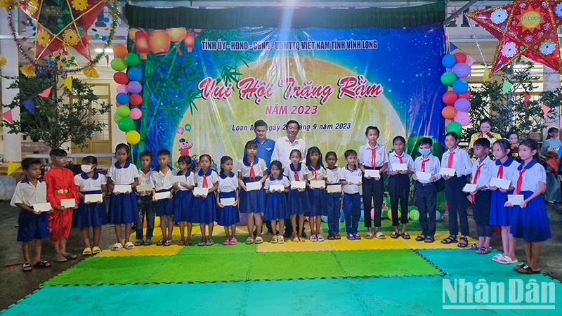 Bí thư Tỉnh ủy Vĩnh Long Bùi Văn Nghiêm trao học bổng cho các em học sinh người dân tộc Khmer vượt khó học giỏi.