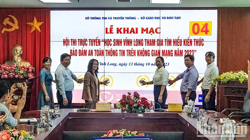 Ban tổ chức bấm nút khai mạc Hội thi. 