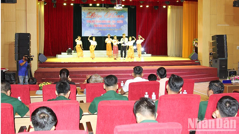Tiết mục khai mạc của đội huyện Long Hồ. 
