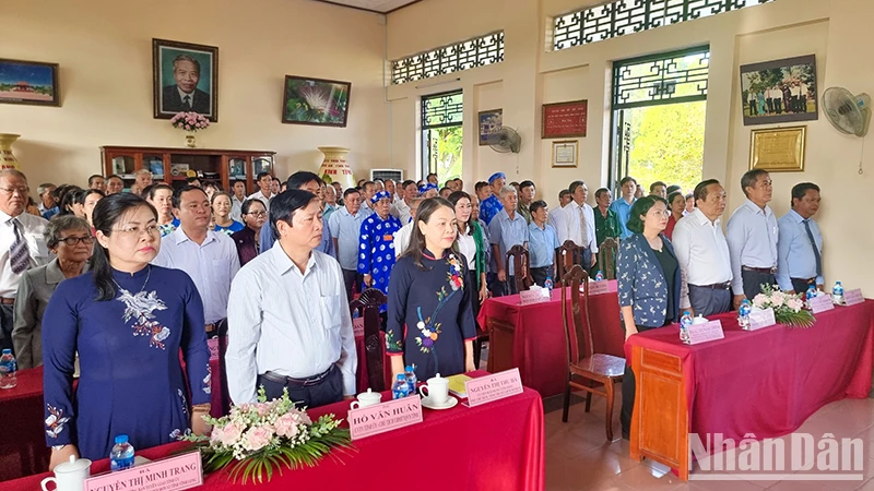 Đồng chí Nguyễn Thị Thu Hà và đồng chí Đặng Thị Ngọc Thịnh dự Ngày hội đại đoàn kết toàn dân tộc tại ấp Long Thuận A sáng 16/11. 