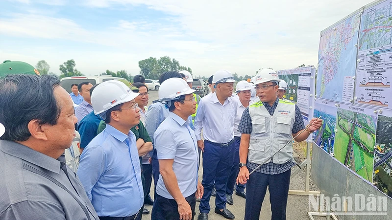 Bộ trưởng Giao thông vận tải Nguyễn Văn Thắng khảo sát công trình cao tốc Mỹ Thuận-Cần Thơ sáng 17/11. 