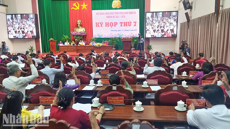 Cử tri biểu quyết thông qua các Nghị quyết quan trọng tại kỳ họp.
