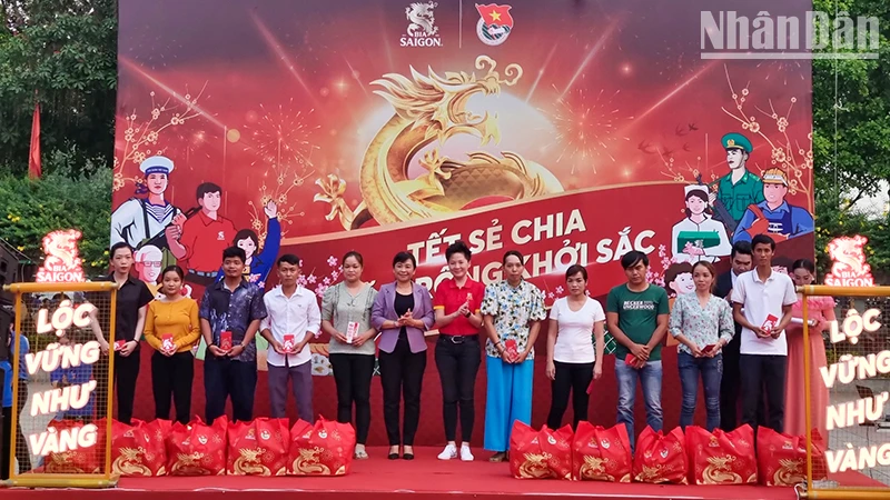 Ban Tổ chức trao quà và lì xì cho công nhân khó khăn tại Vĩnh Long. 