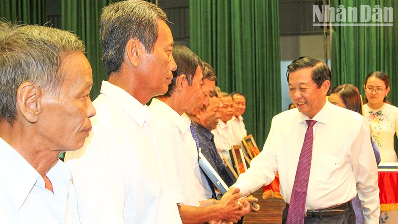 Bí thư Tỉnh ủy Vĩnh Long Bùi Văn Nghiêm trao bảng vinh danh cho Bí thư chi bộ ấp, khóm, khu. 