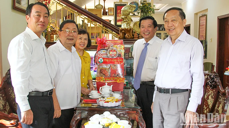 Đoàn lãnh đạo tỉnh Vĩnh Long thăm và chúc Tết gia đình nguyên Bí thư Tỉnh ủy Vĩnh Long Trương Văn Sáu. 