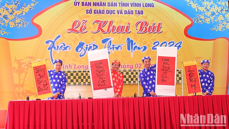 Lãnh đạo tỉnh Vĩnh Long khai bút đầu Xuân mới. 