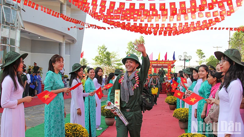 Những tân binh phấn khởi lên đường nhập ngũ. 