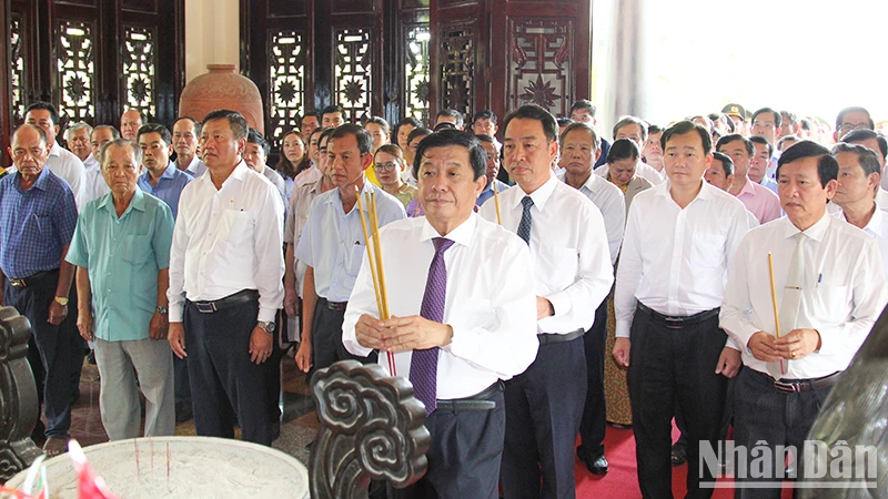 Bí thư Tỉnh ủy Vĩnh Long Bùi Văn Nghiêm cùng lãnh đạo tỉnh Vĩnh Long dâng hương Chủ tịch Hội đồng Bộ trưởng Phạm Hùng. 