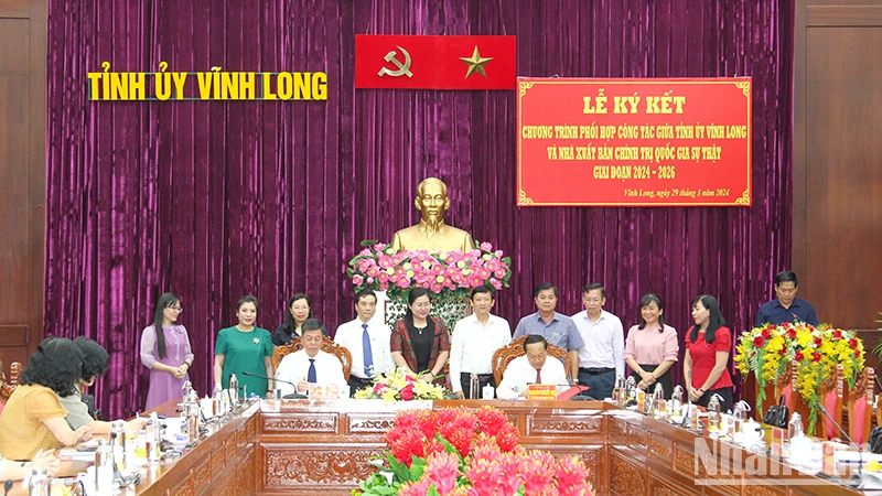 Lễ ký kết giữa Tỉnh ủy Vĩnh Long và Nhà xuất bản Chính trị quốc gia Sự thật.