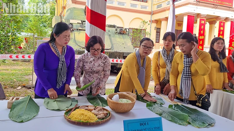 Nữ lãnh đạo tỉnh cũng tham gia đội gói bánh chưng, bánh giầy. 