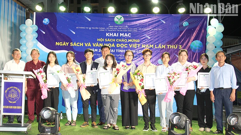 Trao thưởng cho sinh viên đạt giải cuộc thi giới thiệu sách với chủ đề: "Sách - Người bạn truyền cảm hứng" năm 2024. 