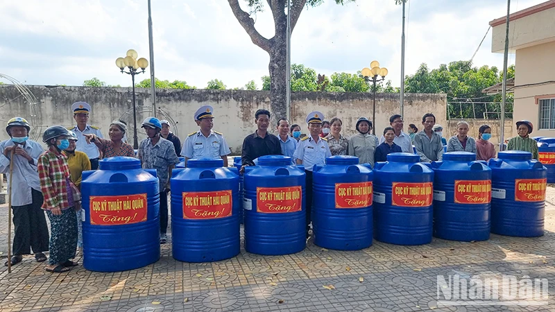 Lễ bàn giao bình chứa nước cho người dân. 