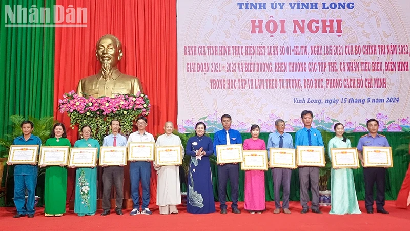 Những cá nhân học theo Bác được tuyên dương. 